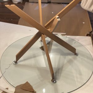 組み立てに一時間、丸ガラステーブル