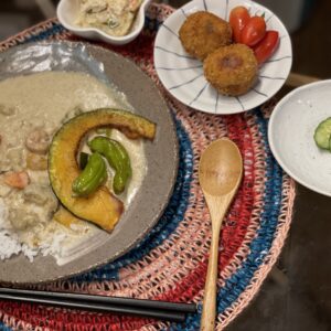 布紐を麻糸で編みくるんでランチョンマット