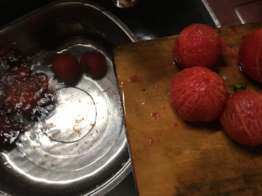 完熟トマトを湯剥き