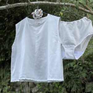 生成りのダブルガーゼでタンクトップとフレアーパンツ