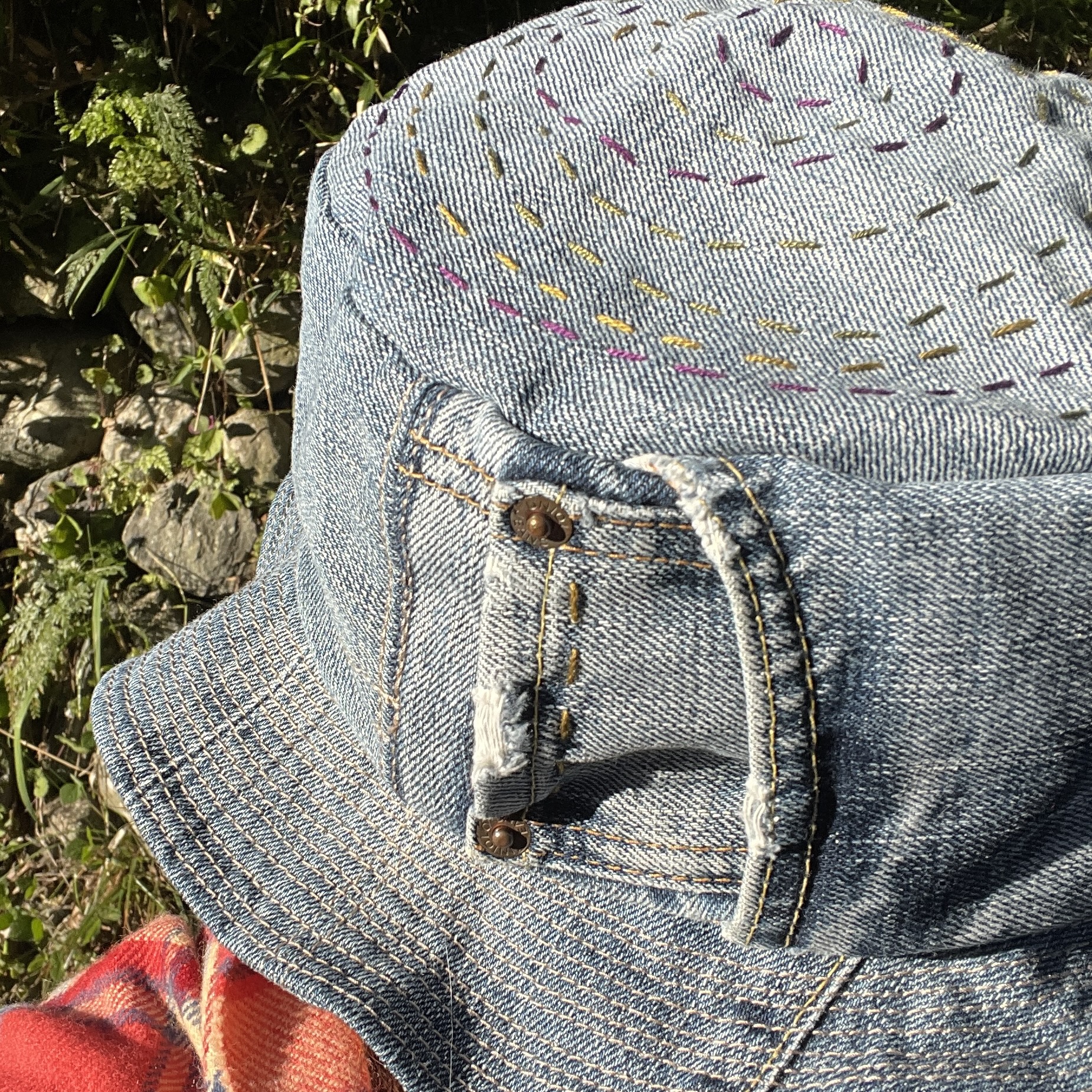 ぐるぐる刺繍のデニムジーンズリメイク帽子(ハット)