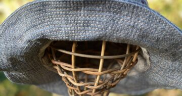 ぐるぐる刺繍のデニムジーンズリメイク帽子（ハット）