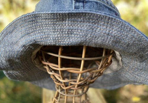 ぐるぐる刺繍のデニムジーンズリメイク帽子（ハット）