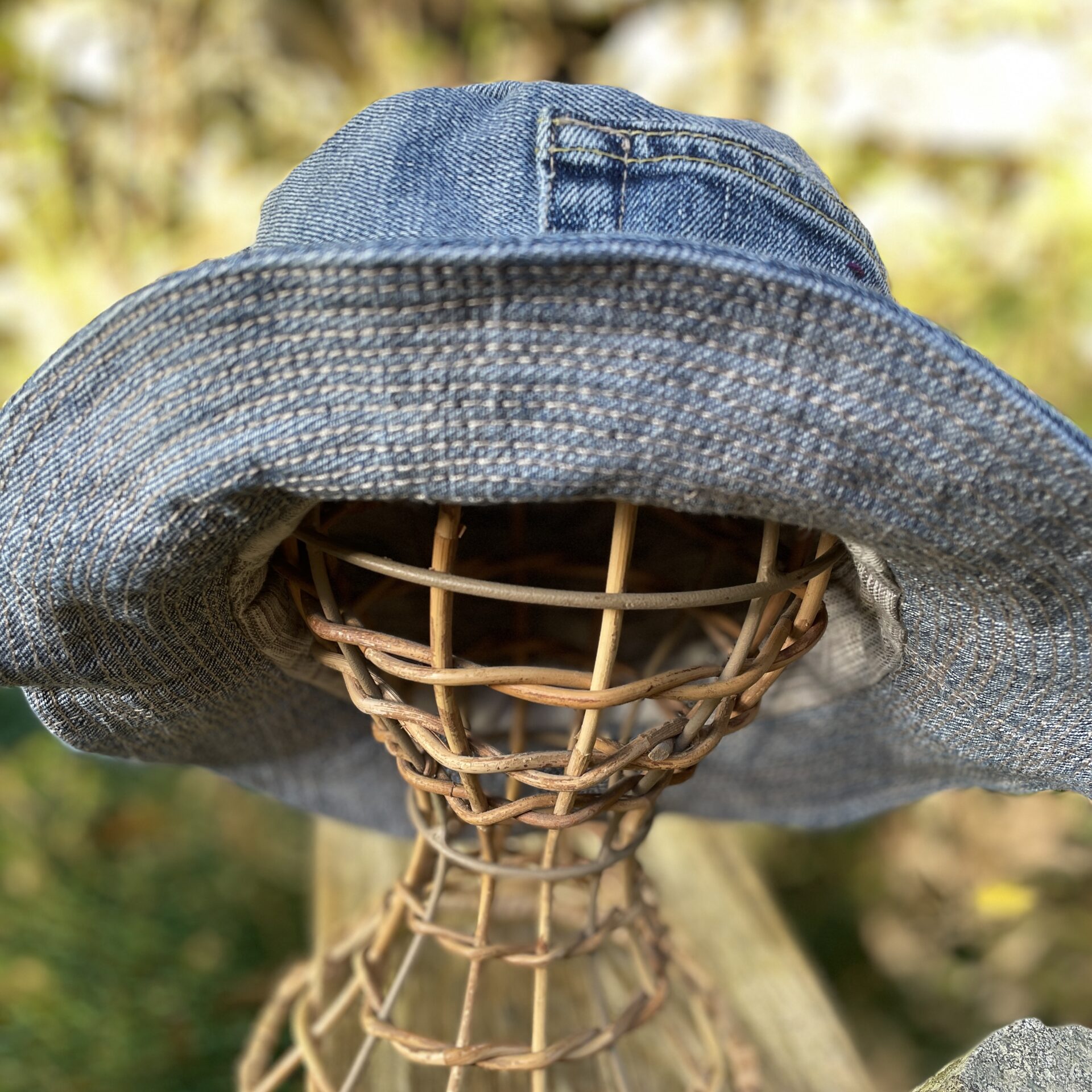 ぐるぐる刺繍のデニムジーンズリメイク帽子(ハット)