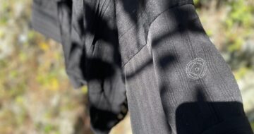 黒い羽織りでオーバーブラウス