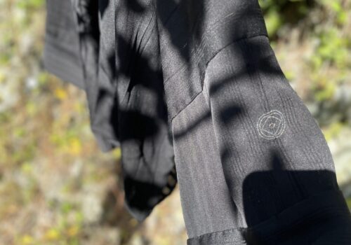 黒い羽織りでオーバーブラウス