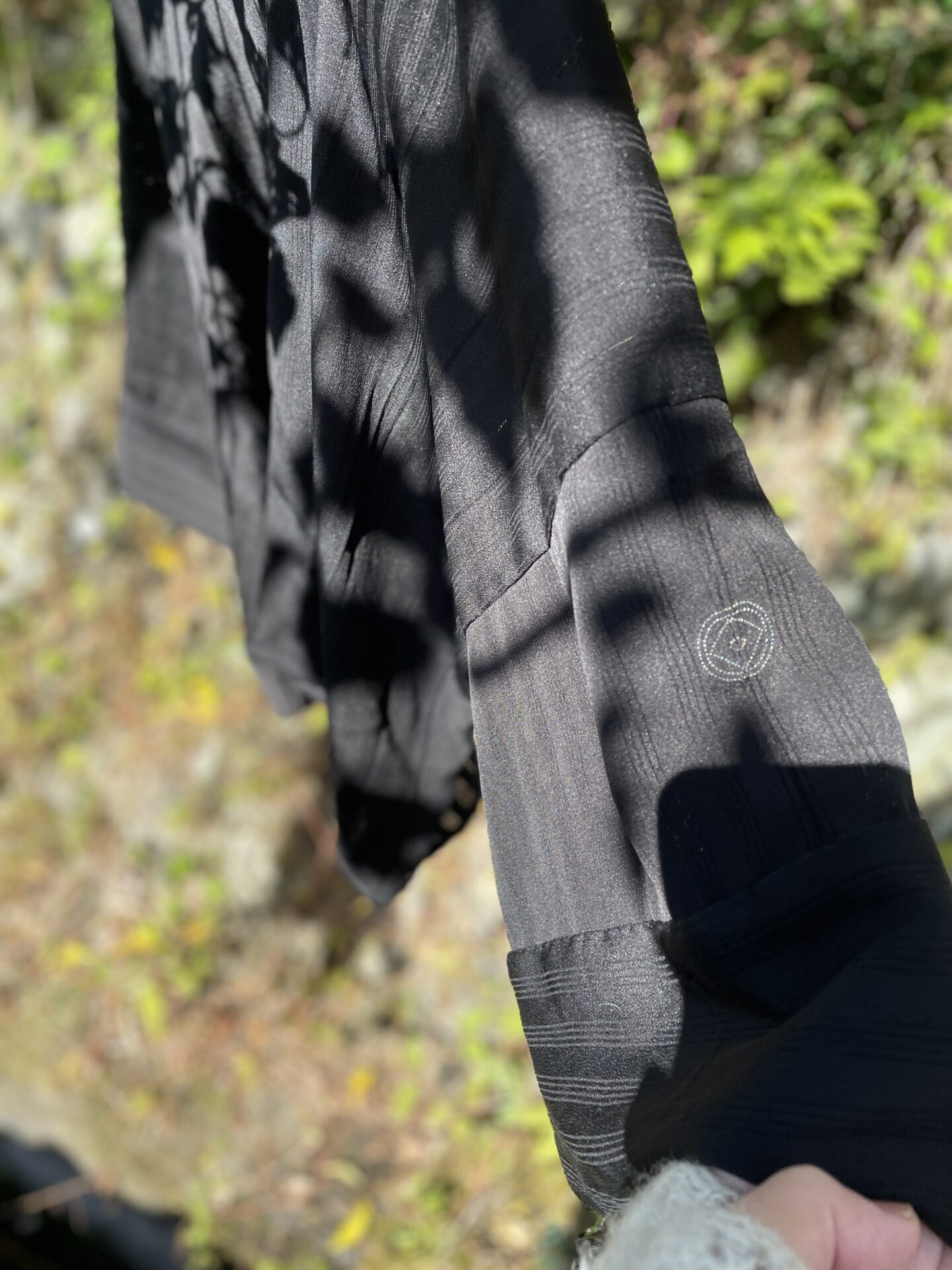 黒い羽織りでオーバーブラウス