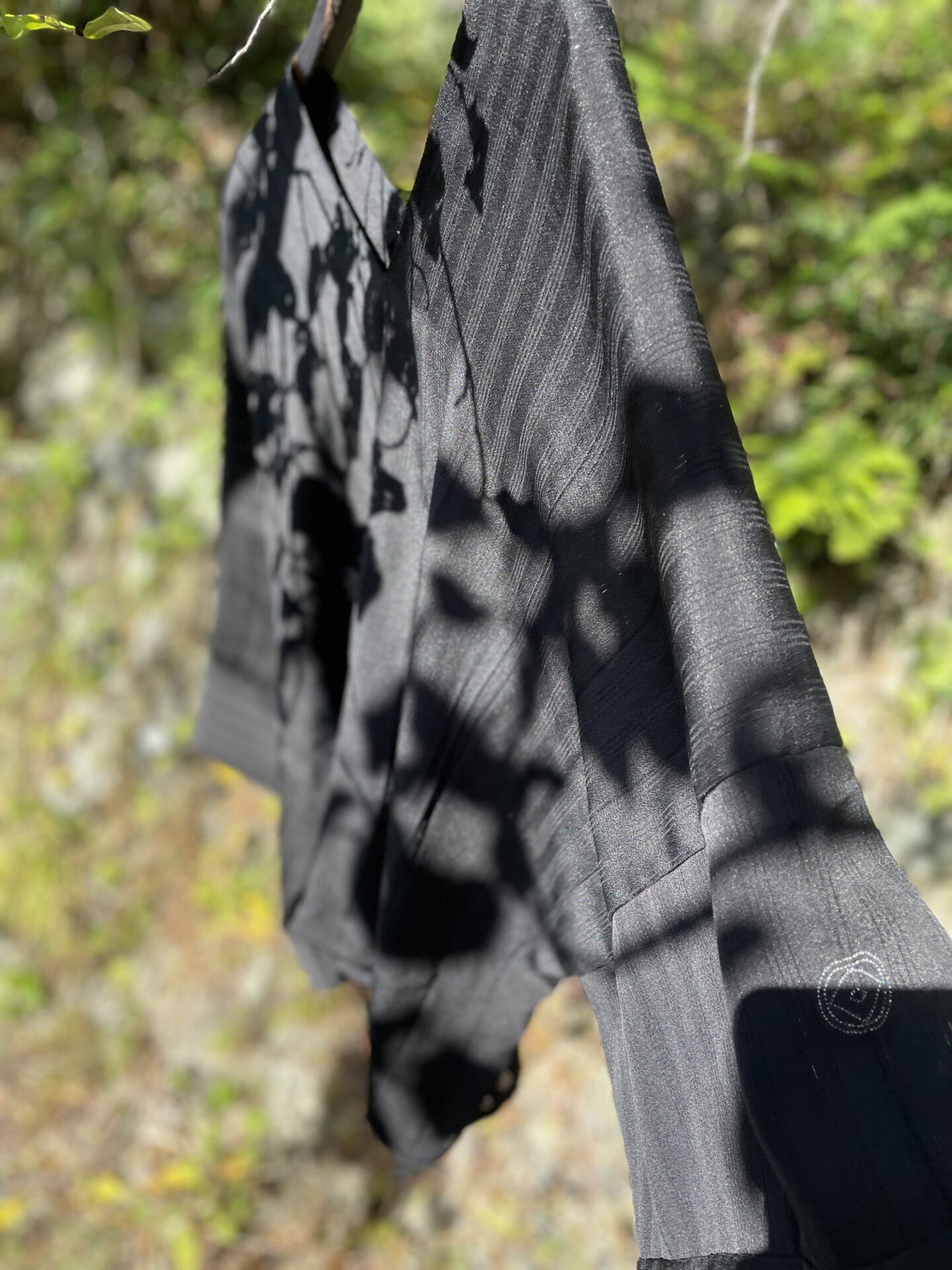 黒い羽織りでオーバーブラウス