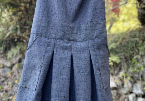 単の着物を大人も着られるローウエストのジャンパースカートに