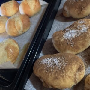 シナモンロールパンとシュガートップパン